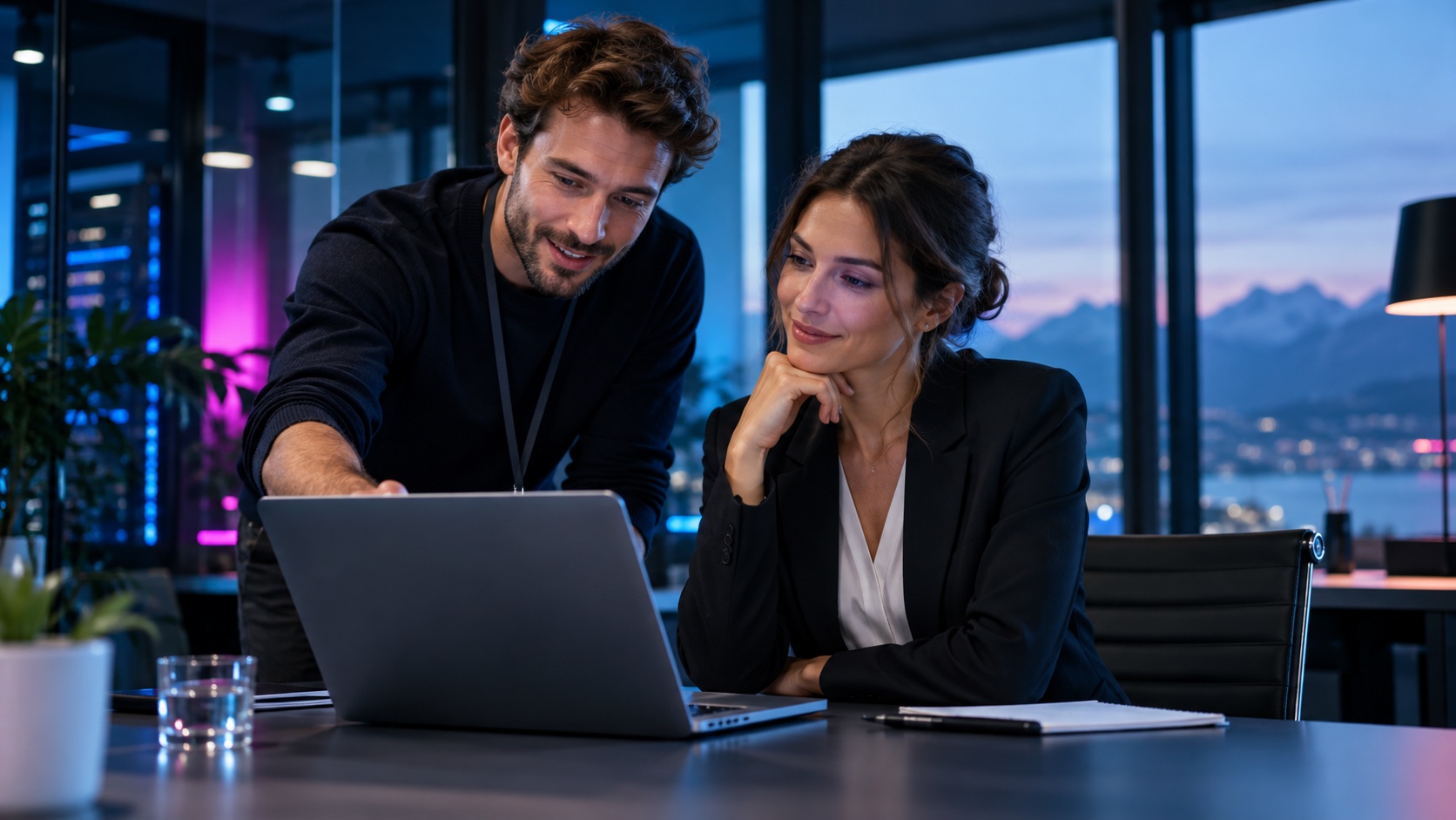Persönliche Unterstützung bei einer Frage am Laptop